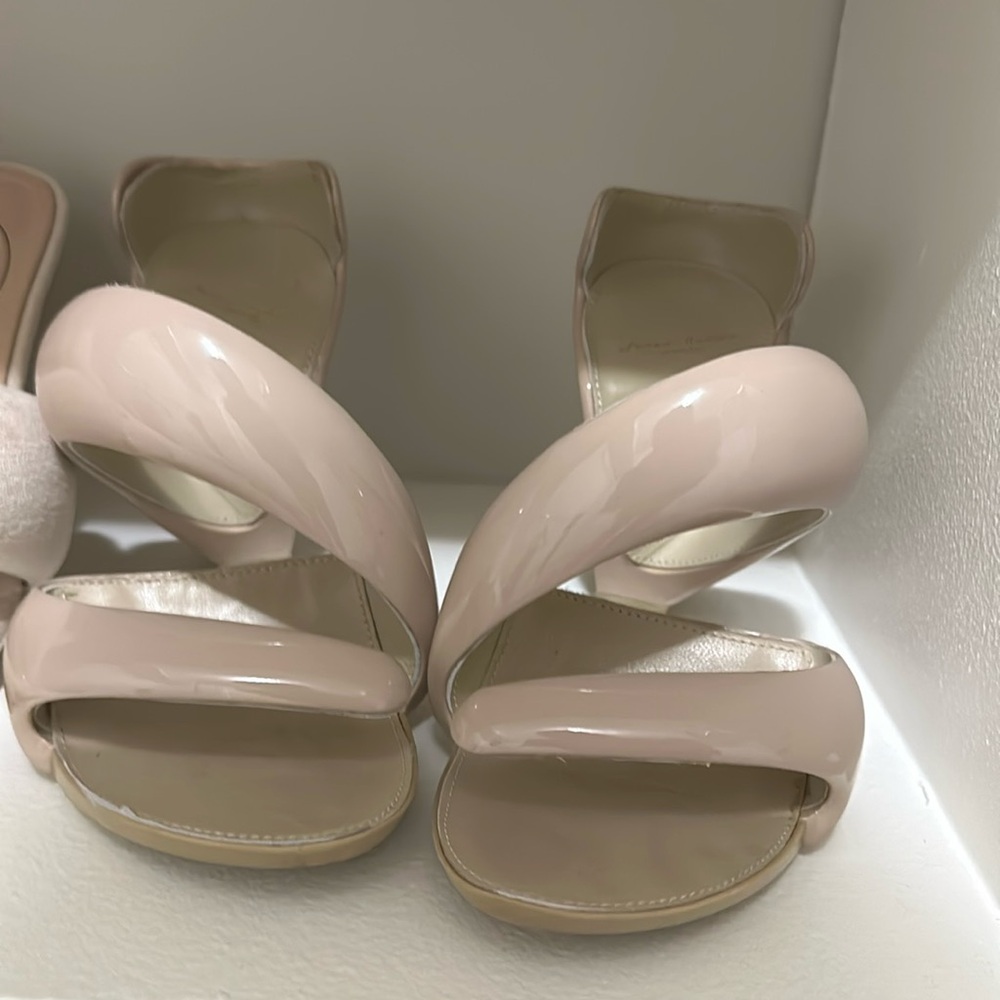 Julia hakes heel